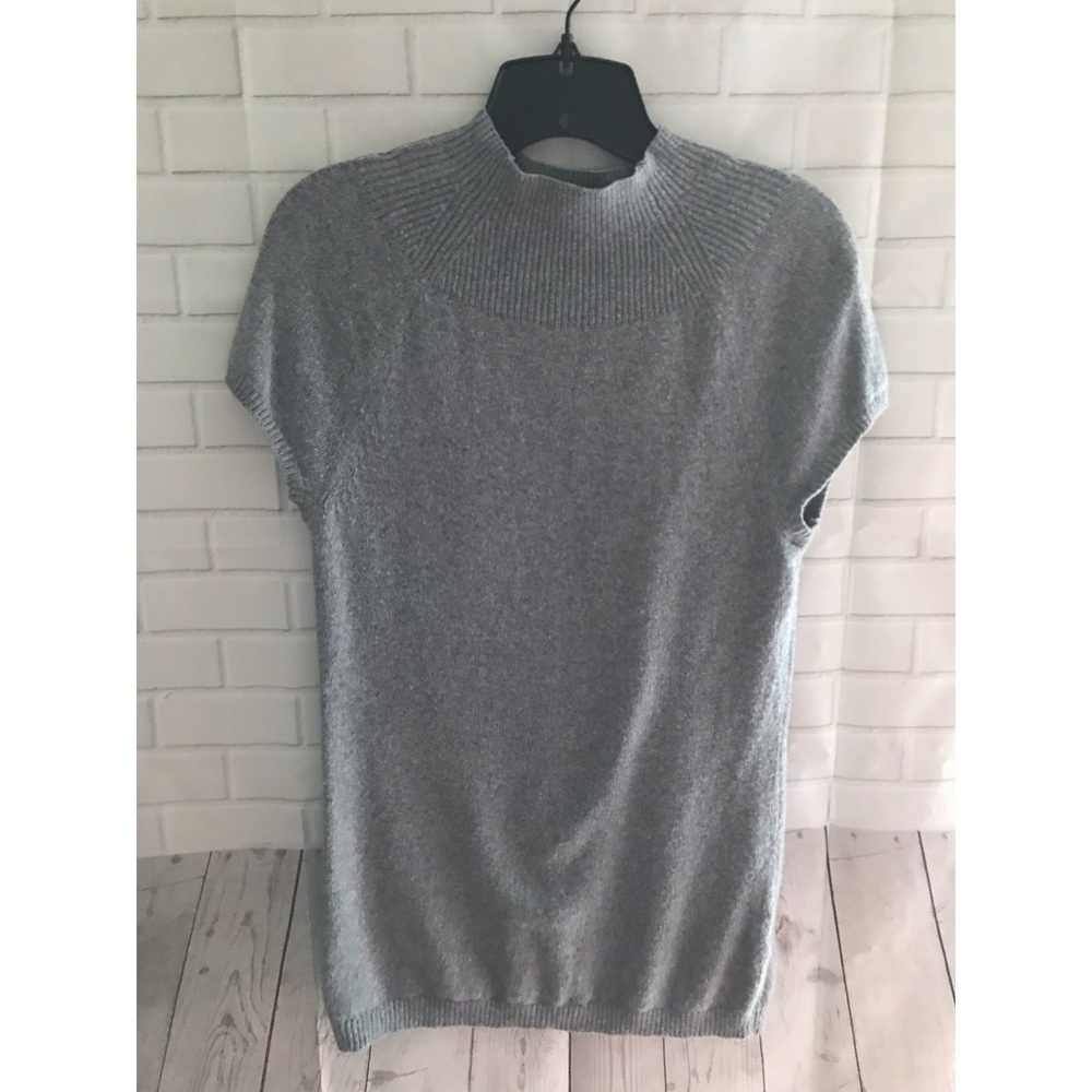 Banana Republic Women’s Medium Gray Sweater